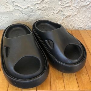 Axel Arigate Magma black rubber EVA slides EU 36   US 6-6.5